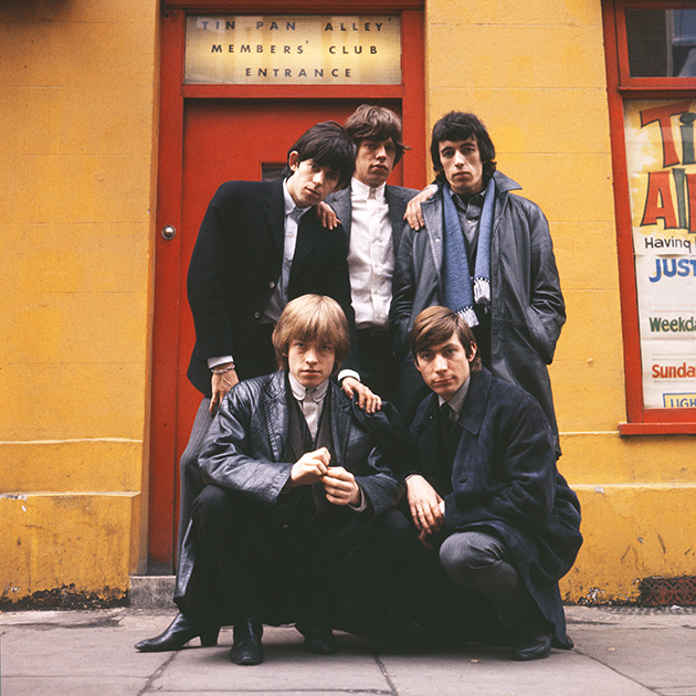 Когда культовое фото группы The Beatles, сделанное О'Ниллом, уже висело в спальне каждой юной жительницы Лондона, подобной славы захотели и The Rolling Stones, обратившиеся к фотографу с просьбой повторить то, что он сделал на задворках Abbey Road Studios. На снимке Билл Уаймен, Чарли Уоттс, Брайан Джонс, Кит Ричардс и Мик Джаггер позируют на фоне клуба Tin Pan Alley в Лондоне, 1963 год. 
