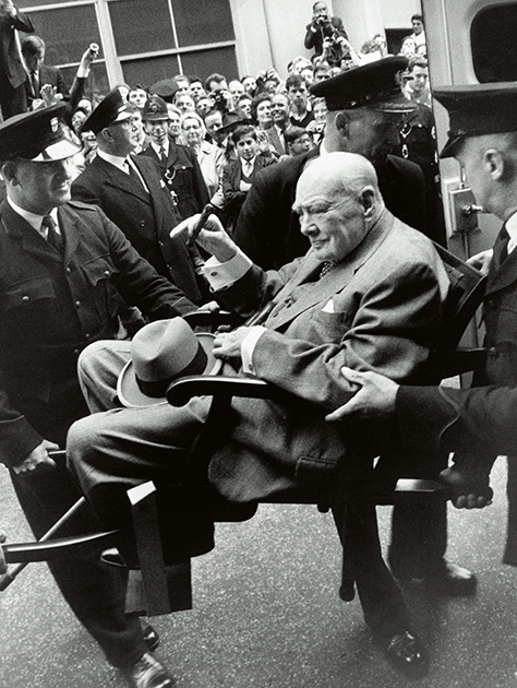 В 1962 году Уинстон Черчилль, уже отошедший от политики, попал в больницу из-за сломанного ребра. На снимке, сделанном О'Ниллом, бывшего премьер-министра Великобритании транспортируют из госпиталя в карету скорой помощи, а он тем временем как ни в чем не бывало раскуривает сигару. 