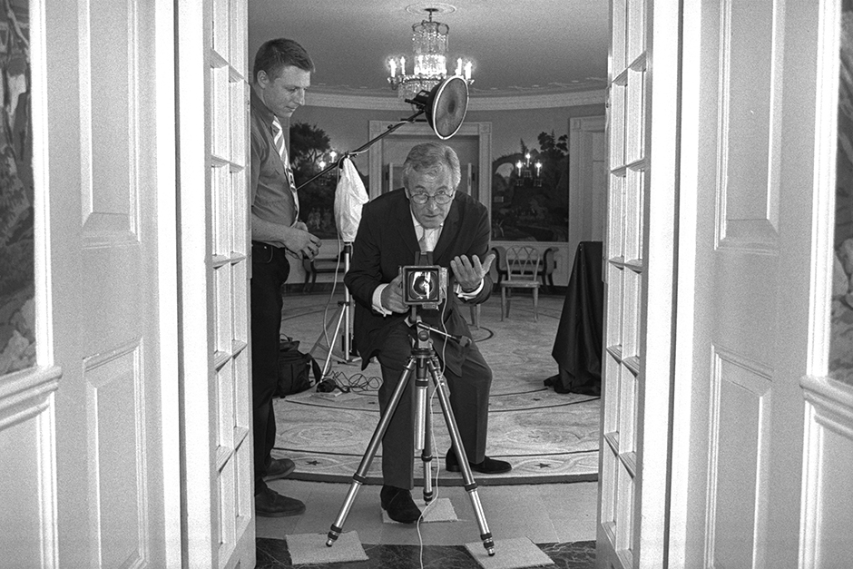 А это уже сам Терри О'Нилл в 2001 году. Тогда он пришел в Белый дом фотографировать Лору Буш, супругу 43-го президента США Джорджа Буша-младшего.  