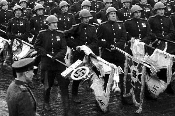 Советские солдаты бросают фашистские знамена к подножью Мавзолея, 1945 год