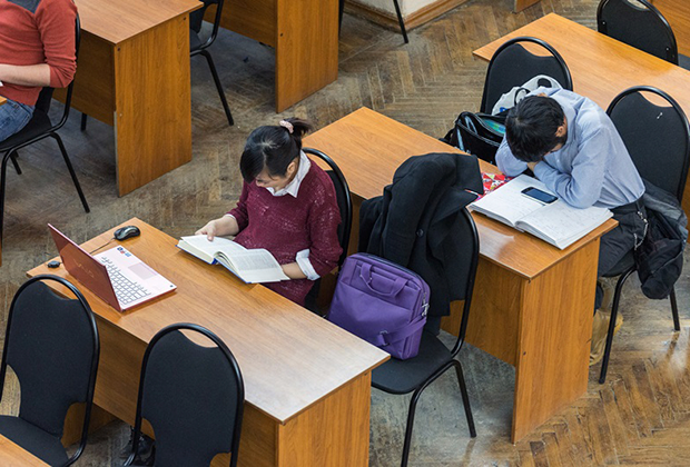 Иностранные студенты в читальном зале библиотеки Воронежского университета 