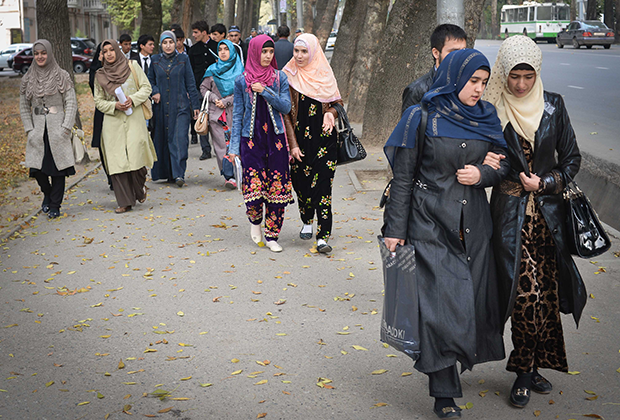 Студентки университета Душанбе (Таджикистан) идут с занятий