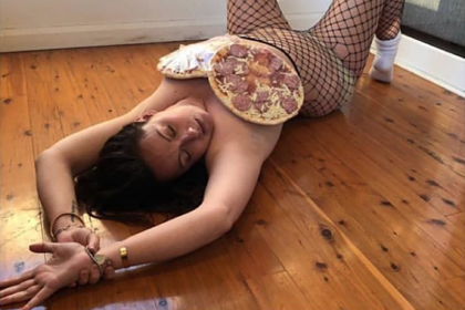 Блогерша спародировала обнаженную модель и прикрыла грудь пиццей