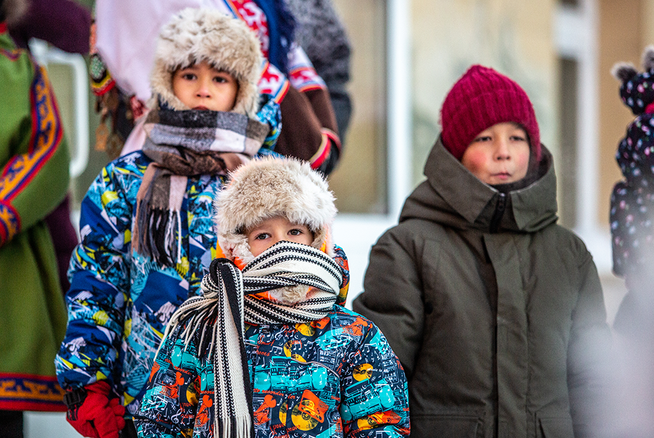 Несмотря на мороз минус 30 градусов, на улицах Дудинки и Норильска в дни этнофестиваля было полно детей. Рожденные на Таймыре мальчишки и девчонки, как оказалось, гораздо легче переносят холода, чем взрослые гости с материка. 