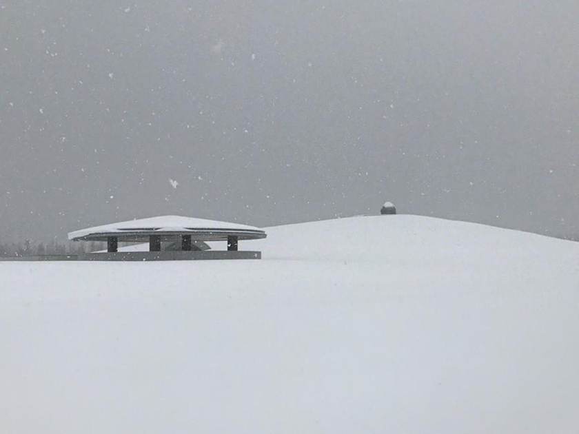 Кладбище Макоманай Такино в японском Саппоро зимой выглядит совсем не так, как летом. И без того скрытого в холме Будду заваливает снегом. На поверхности остается лишь «летающая тарелка» бетонного навеса. Одиночество — сволочь. Автор снимка — VincentNG.Холм Будды, кстати, спроектировал Тадао Андо — настоящий архитектурный панк и лауреат Притцкеровской премии. Он был водителем грузовика и боксером, а потом внезапно, не получив даже должного образования, открыл архитектурную мастерскую.