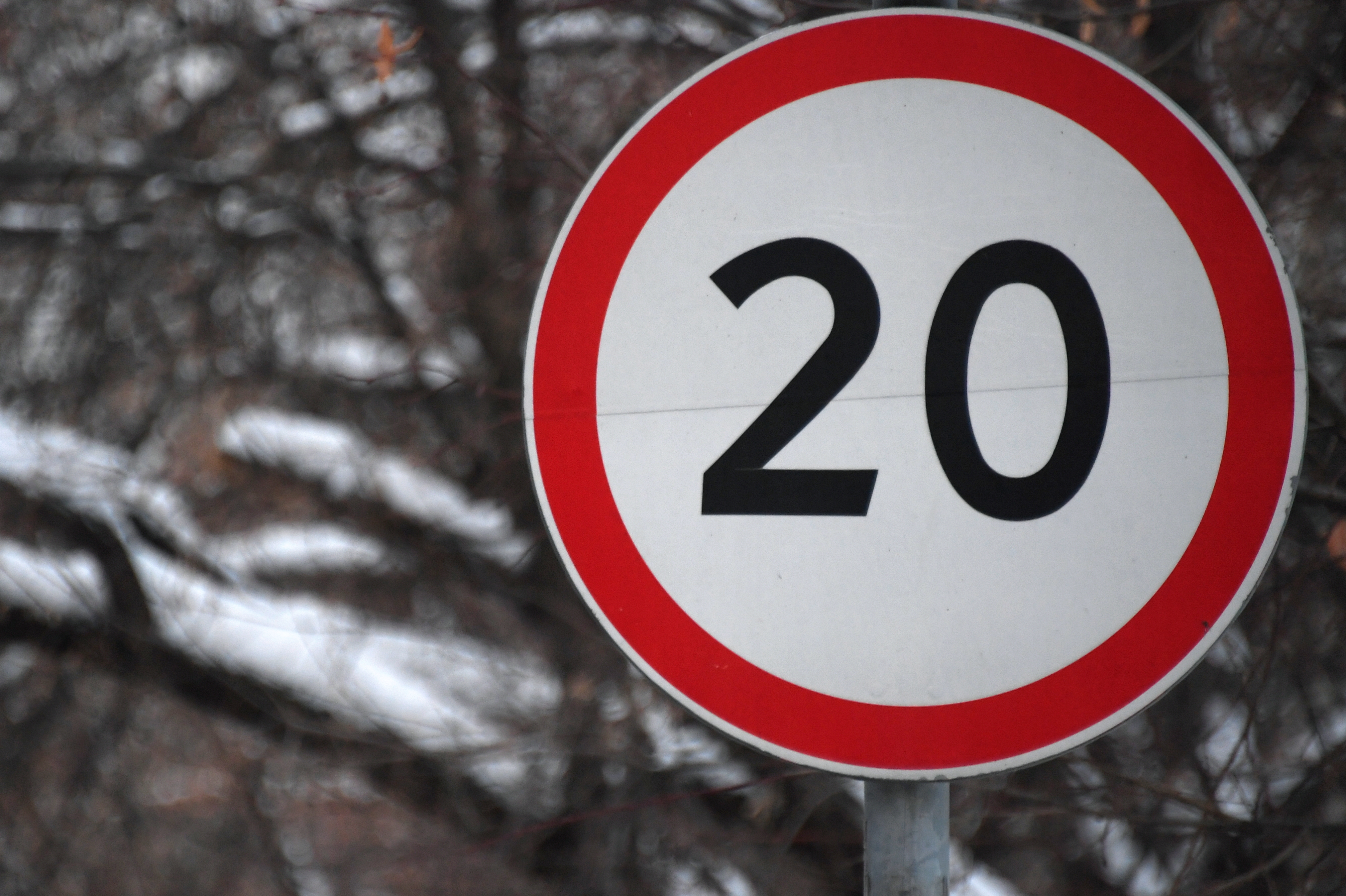 S 20 км. Знак 3.24 ограничение максимальной скорости 20. Ограничение скорости 20 км. Знак 20 км/ч. Ограничение 20 км в час знак.