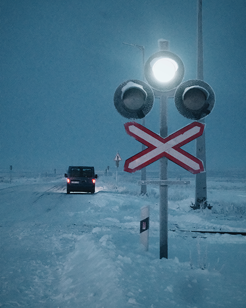 В Норильск попадают воздушным или водным путем — поэтому местные жители говорят про отъезд на территорию остальной России «поехать на материк». Но отдельные энтузиасты на машинах высокой проходимости порой добираются до города.