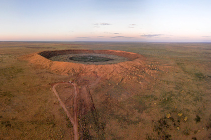 Объяснено появление загадочного километрового кратера