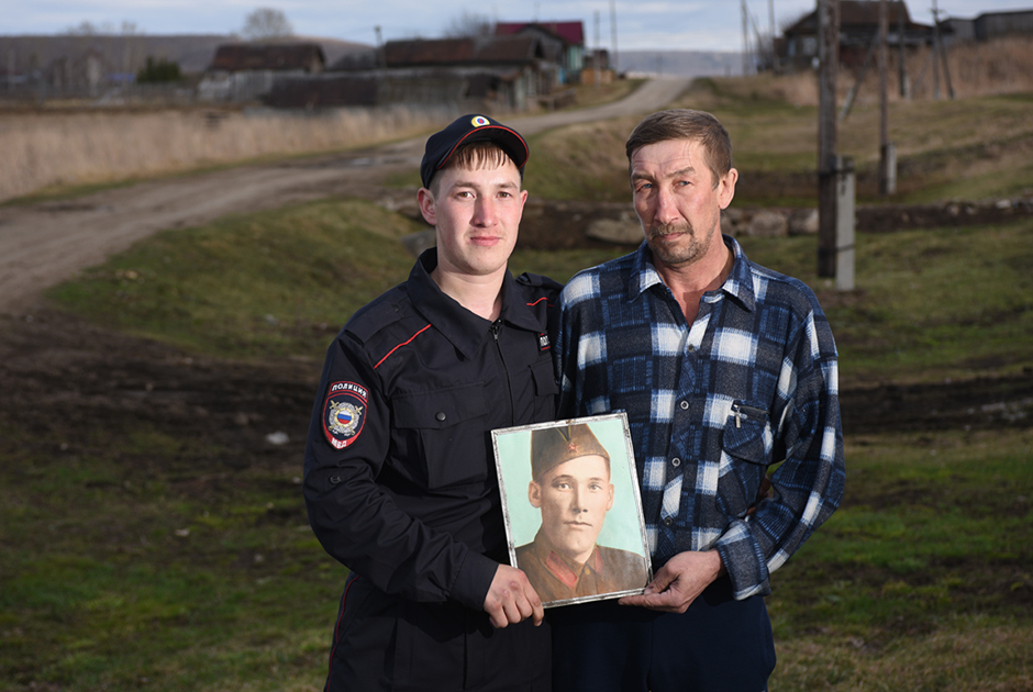 Отец и сын с фотографией деда, деревня Андрейково, Свердловская область, 2018