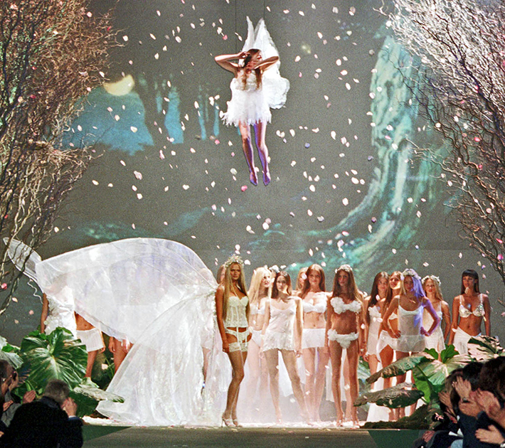 Модели на финальном выходе показа Victoria's Secret Fashion Show 1999 года. Шоу впервые транслировалось в интернете, где его посмотрело около 1,5 миллиона человек