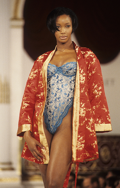 С самого начала в шоу Victoria's Secret участвовали чернокожие модели, что позволяло долгие годы избегать обвинений в недостаточной инклюзивности или расизме. Актриса Беверли Пил, 1995 год