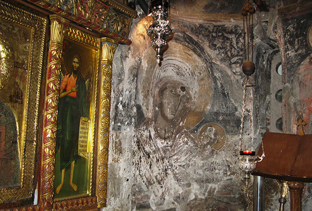 Янина. Фрагмент иконостаса и фреска в церкви Святого Николая Угодника XIII века 
