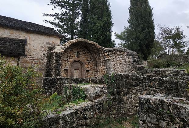 Янина. Часть разрушенного византийского монастыря на одноименном озере