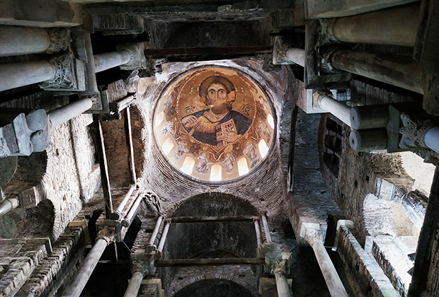 Арта. Церковь Богородицы Утешительницы (Panagia Paregoritissa), XII век. Фреска Иисус Пантократор