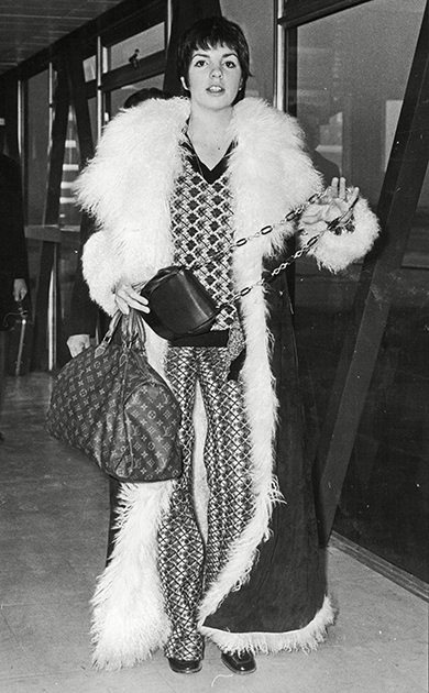 Певица и актриса Лайза Минелли в дубленке силуэта «принцесса» в Лондоне, 1969 год