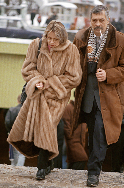 Жители Москвы на одной из улиц города зимой, 2001 год