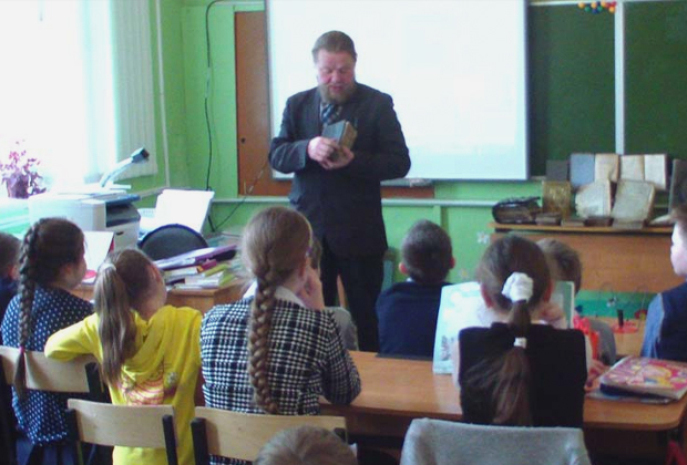 Иеромонах Никон на уроках в младших классах Думиничской средней школы №3