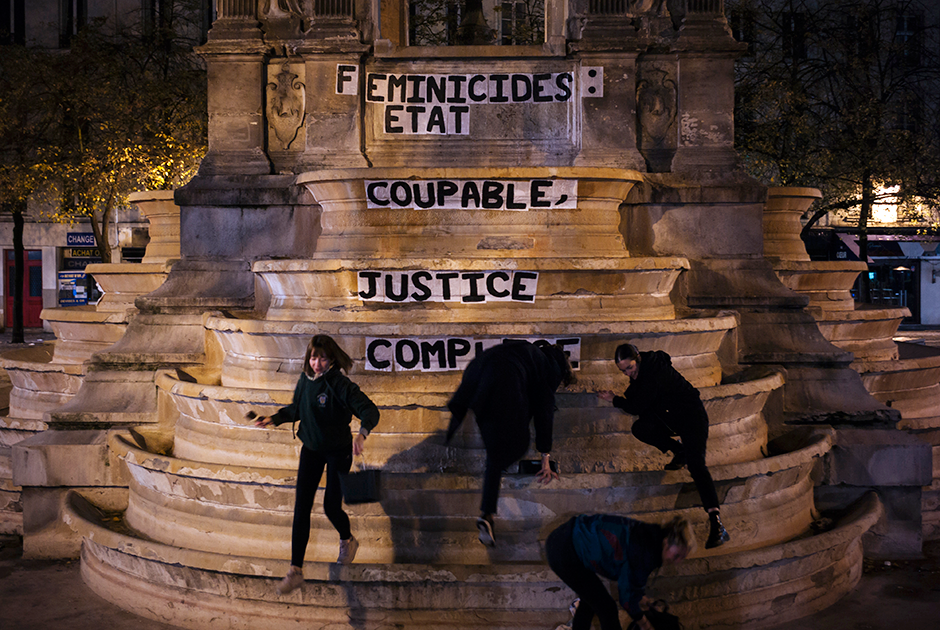 Паулина, Сильвия, Фрация и Леа развешивают надписи, на которых написано: «Убийство женщин. Виновник — государство, соучастник — правосудие».