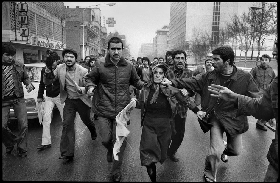 Аббас Аттар — классик иранской фотографии, снимавший революцию 1979 года для агентства Magnum. Его снимки остаются иконическими изображениями событий, последствия которых до сих пор играют немаловажную роль в происходящем на Ближнем Востоке.