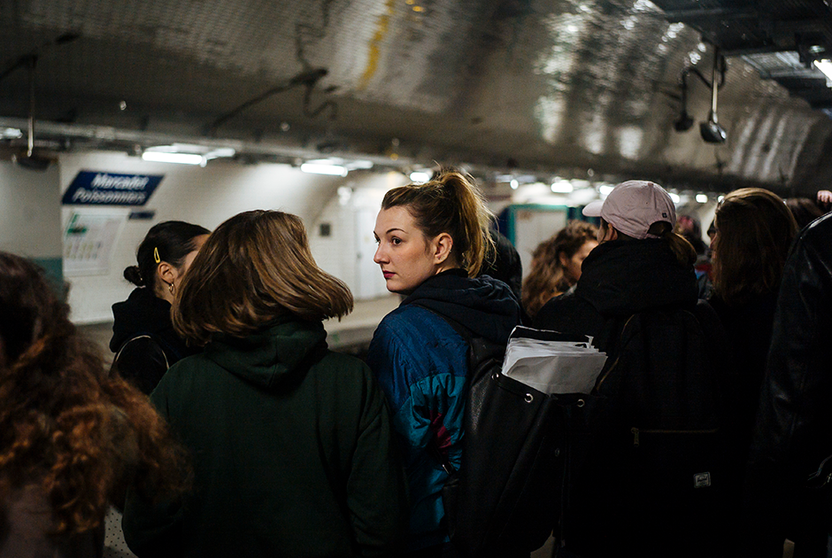 Сильвия — торговый представитель из Парижа — ждет поезда в метро вместе с коллегами, чтобы доехать до Дворца правосудия и развесить плакаты. На них — призывы остановить домашнее насилие.