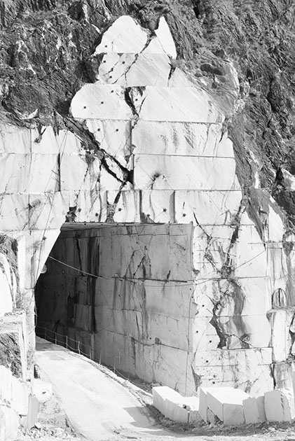 Лола Ребу в цикле, снятом на итальянском курорте Виареджо, задалась вопросом, что значит быть иностранцем в современной Европе. Ответ, по ее мнению, обнаруживается в лицах и ландшафтах мраморных каменоломен Санта-Пьетра, где в XVI веке добывал камень для своих работ знаменитый скульптор и художник Микеланджело.