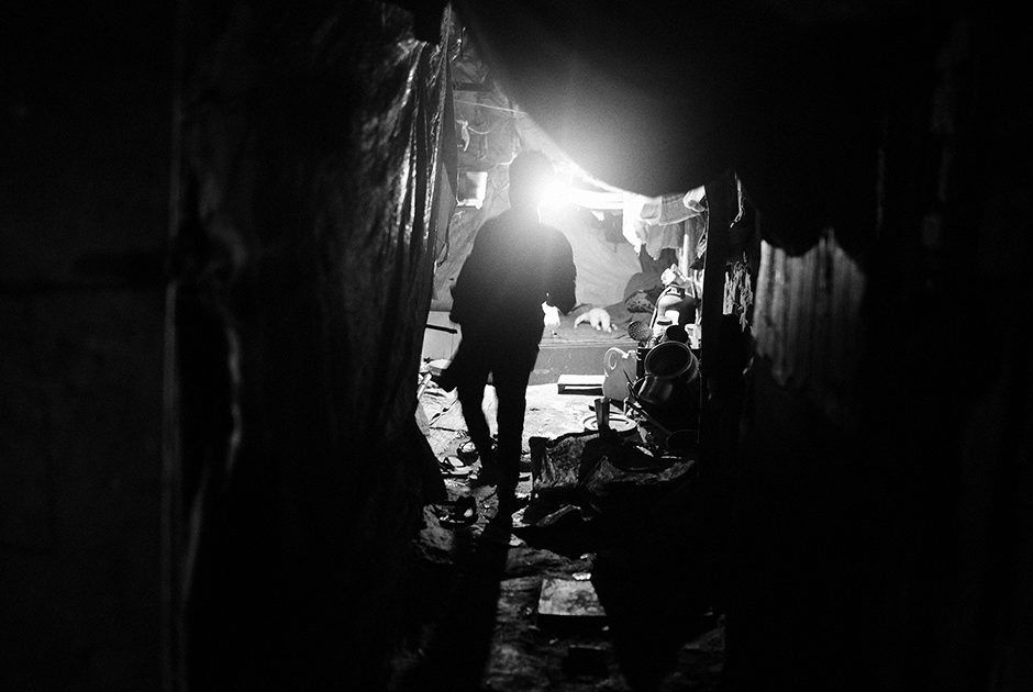Акмар живет на окраине Южного Дели в ужасных трущобах, где дома сделаны из подручных материалов — картона, палок и тряпок. Тут у него есть место на полу, на подстилке. Знакомые помогли ему устроиться здесь, когда Акмар приехал из родного села на заработки.
 