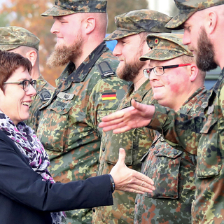 Министр обороны Германии Аннегрет Крамп-Карренбауэр приветствует солдат