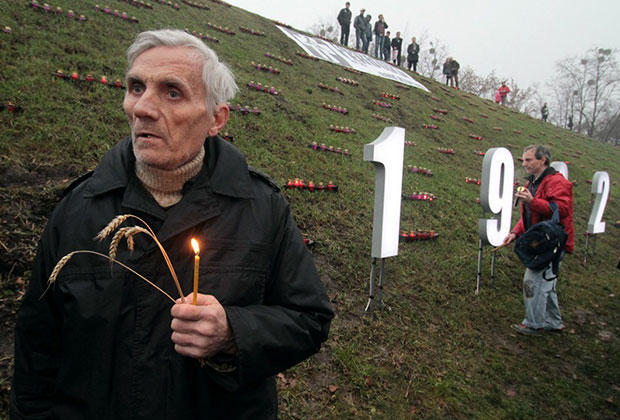 Участники акции «Зажги свечу», посвященной 80-й годовщине Голодомора в Киеве