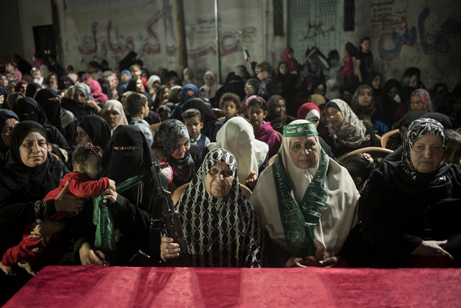 Слово «биджанибиха» на арабском означает «рядом с ней» — и фотограф Джанлука Панелла для своего одноименного цикла на протяжении семи лет снимал положение палестинских женщин в оккупированном Израилем секторе Газа. На его фотографиях хорошо видно, как постепенно стремление к сопротивлению вошло в повседневную женскую жизнь.