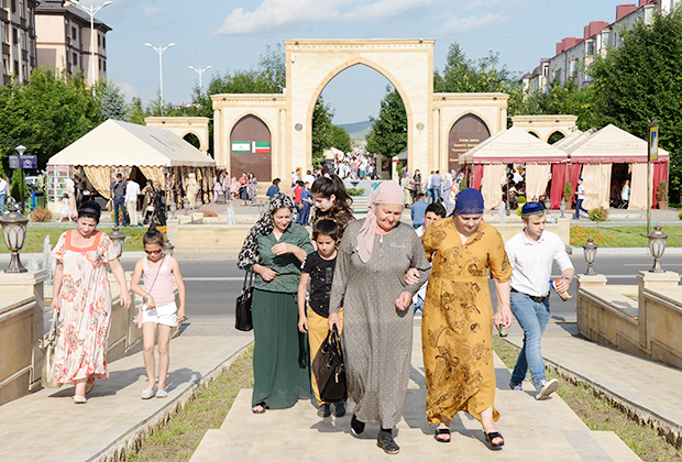 Горожане на аллее Ахмата Кадырова в Магасе во время торжественных мероприятий, посвященных 25-летию Республики Ингушетия