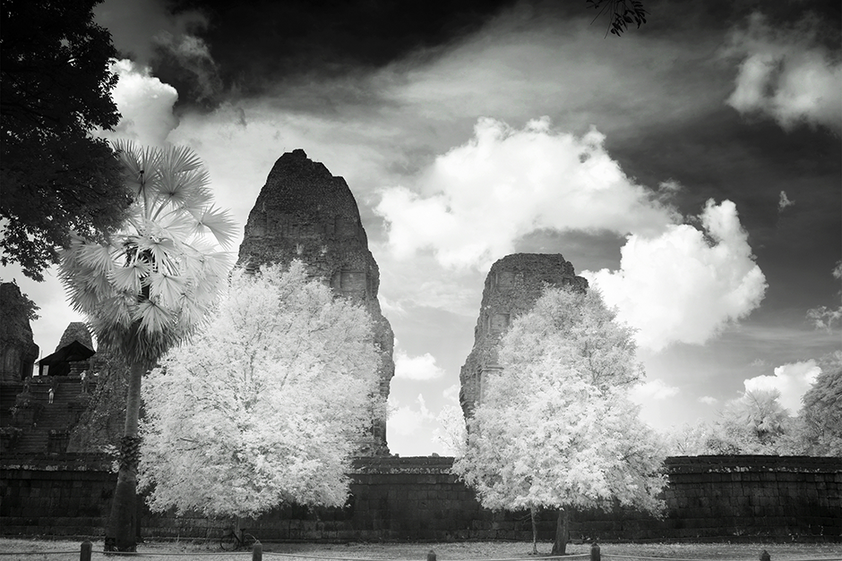 Это Ангкор-Ват, «утонувший» в лесах. Не сам гигантский храмовый комплекс в Камбодже, но его мутные тени возвышаются над высвеченным инфракрасным излучением лесом. 