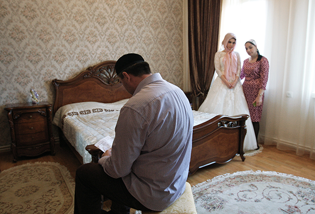 Мулла беседует с невестой в родительском доме в селе Ачхой-Мартан перед предстоящей свадебной церемонией в городе Грозном