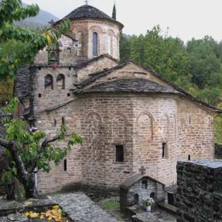 Эпир. Деревня Моливдоскепасти. Свято-патриарший монастырь Моливдоскепасту на границе с Албанией