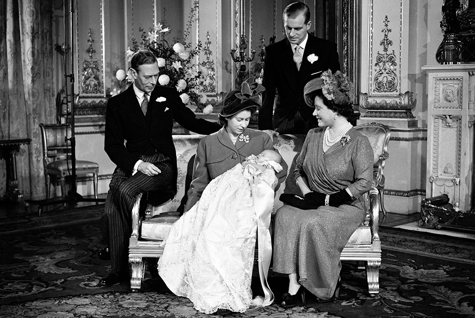 «Вчера вечером, в четырнадцать минут десятого, Ее королевское высочество принцесса Елизавета, герцогиня Эдинбургская, благополучно произвела на свет принца», — провозгласила 15 ноября 1948 года The London Gazette. По случаю рождения наследника колокола Вестминстерского аббатства прозвонили пять тысяч раз, артиллеристы произвели 41 праздничный залп, а моряки получили двойную порцию рома. 
