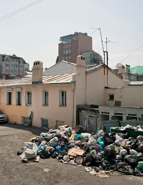 Одна из главных проблем здесь — мусор, который не вывозится неделями. В квартале практически нет постоянных жителей, поэтому управляющая компания считает вывоз мусора экономически невыгодным. На некоторых улицах Миллионки возникают небольшие свалки.