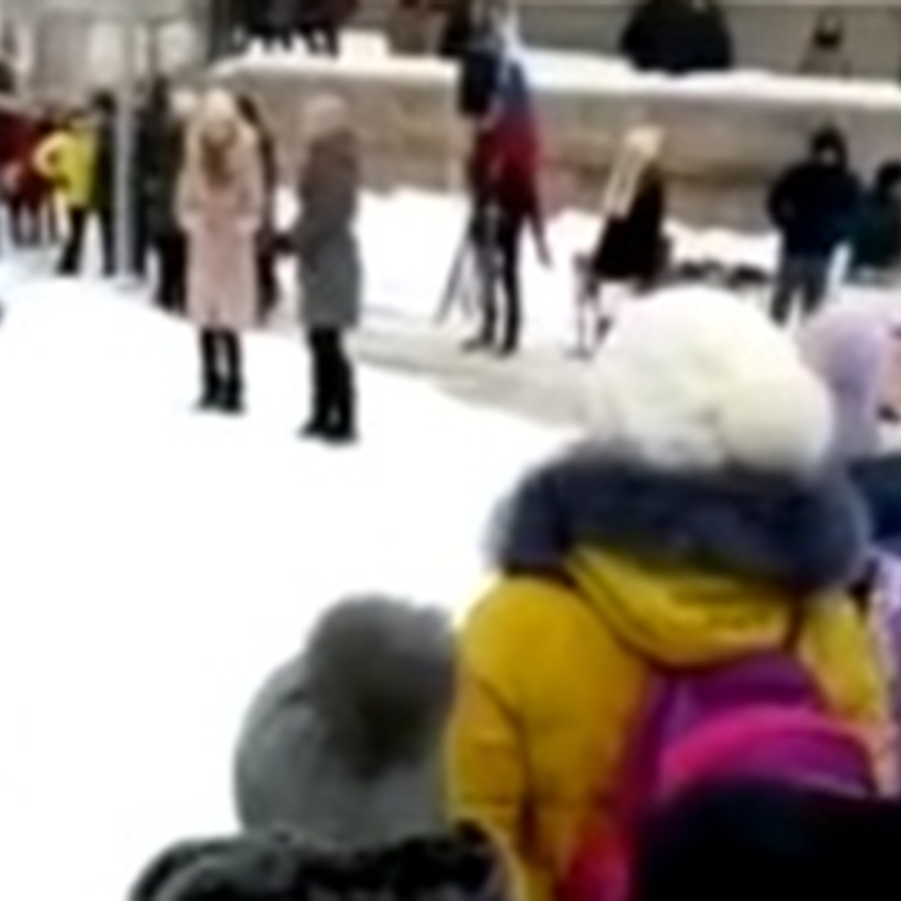 Температурный режим для школьников в зимний. При какой температуре отменяются занятия в школе. При какой температуре отменяются занятия. Посещение школы в морозы. Школьники идут в школу зимой.