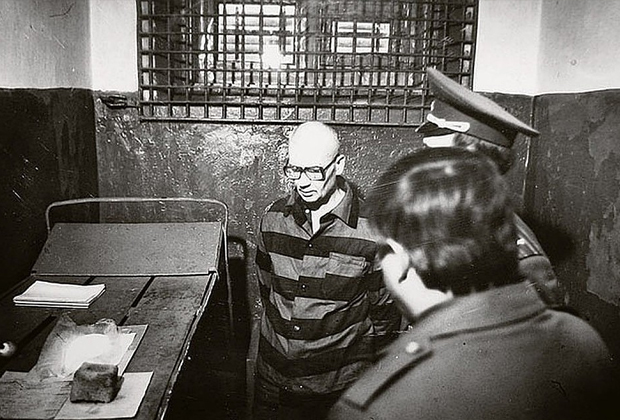Андрей Чикатило в камере смертников