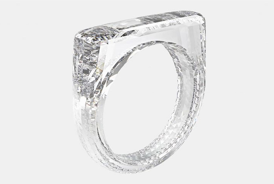 В 2018 году на аукционе (RED) Айв с Ньюсоном выставили на продажу кольцо, полностью выполненное из искусственного бриллианта. В этом случае итоговая стоимость составила 256 тысяч долларов.
