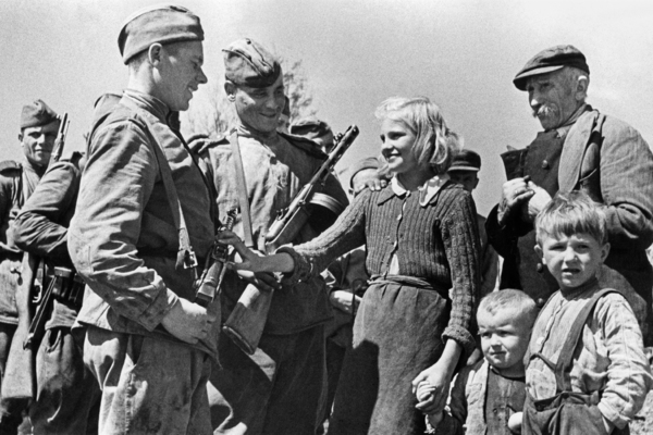 Жители села Устрожиска, освобожденного от немецко-фашистской оккупации, во время приветствия советских солдат в ходе Второй мировой войны