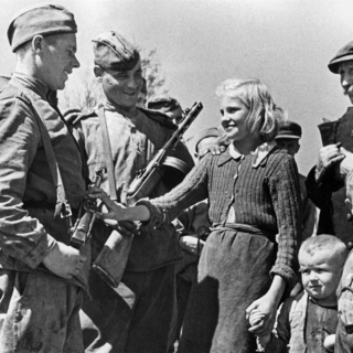 Жители села Устрожиска, освобожденного от немецко-фашистской оккупации, во время приветствия советских солдат в ходе Второй мировой войны
