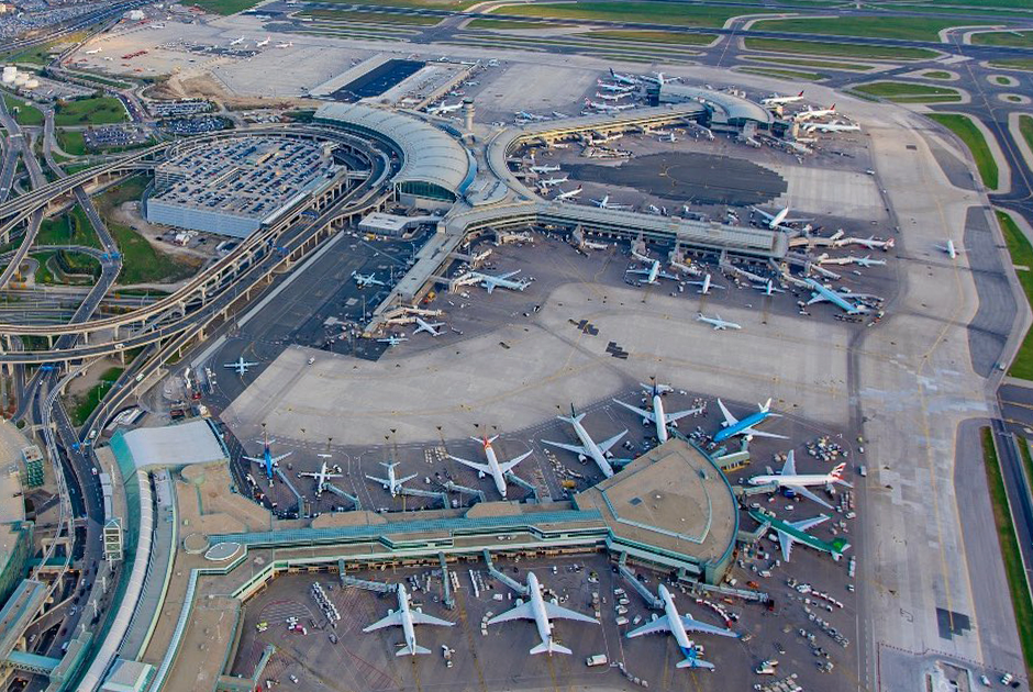 Международный аэропорт имени Лестера Б. Пирсона — крупнейший аэропорт Канады. По итогам 2018 года он занял 31 место в списке самых загруженных аэропортов мира, а по итогам первых шести месяцев 2019 года переместился на 30 строчку