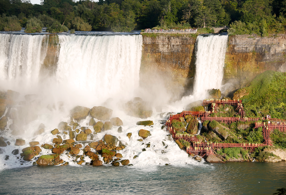 Раньше Ниагарский водопад каждый год смещался на три метра из-за эрозии почвы. Иногда она была столь мощной, что приводила к оползням. Последствия одного из них до сих пор видны у подножия Американского водопада