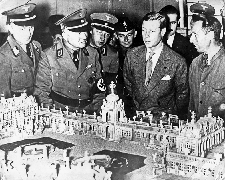 Герцог Виндзорский Эдуард в окружении высокопоставленных военных Третьего Рейха во время посещения резиденции Адольфа Гитлера Бергхоф, 22 октября 1937 года.