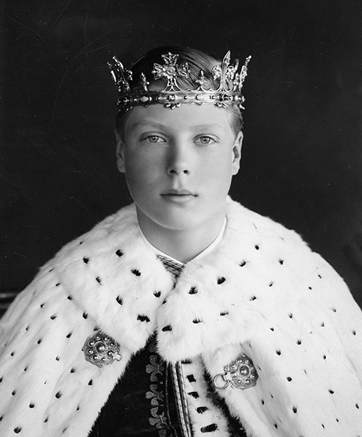 Принц Уэльский Эдуард в инвеститурных одеяних, 1911 год. По традиции каждый наследник престола мужского пола должен пройти обряд инвеституры — дарование ему королем или королевой титула принца Уэльского. 