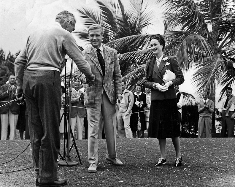 Эдуард и Уоллис в Нассау, Багамские острова, куда их отправили из-за оккупации Франции нацистами, с которыми у герцога ранее были контакты. На Багамах Эдуард полюбил гольф и стал страстным игроком. 12 января, 1940 год.