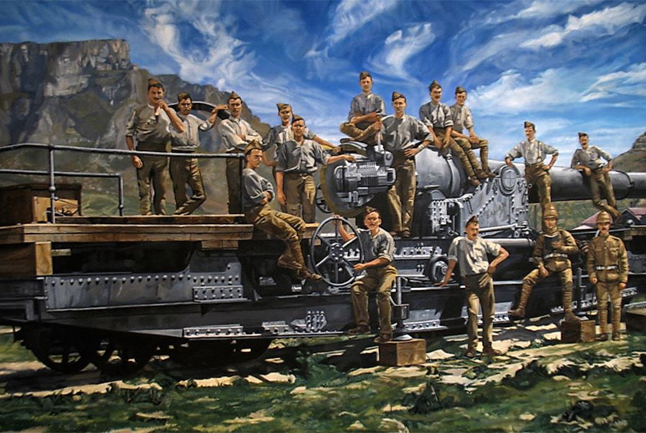 Британские артиллеристы позируют у железнодорожной платформы с укрепленным на ней тяжелым морским орудием на фоне Столовой горы. Кейптаун. Англо-бурская война в Южной Африке, 1899-1902 годы