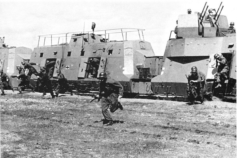 Немецкая пехота десантируется с борта бронепоезда, 1942 год