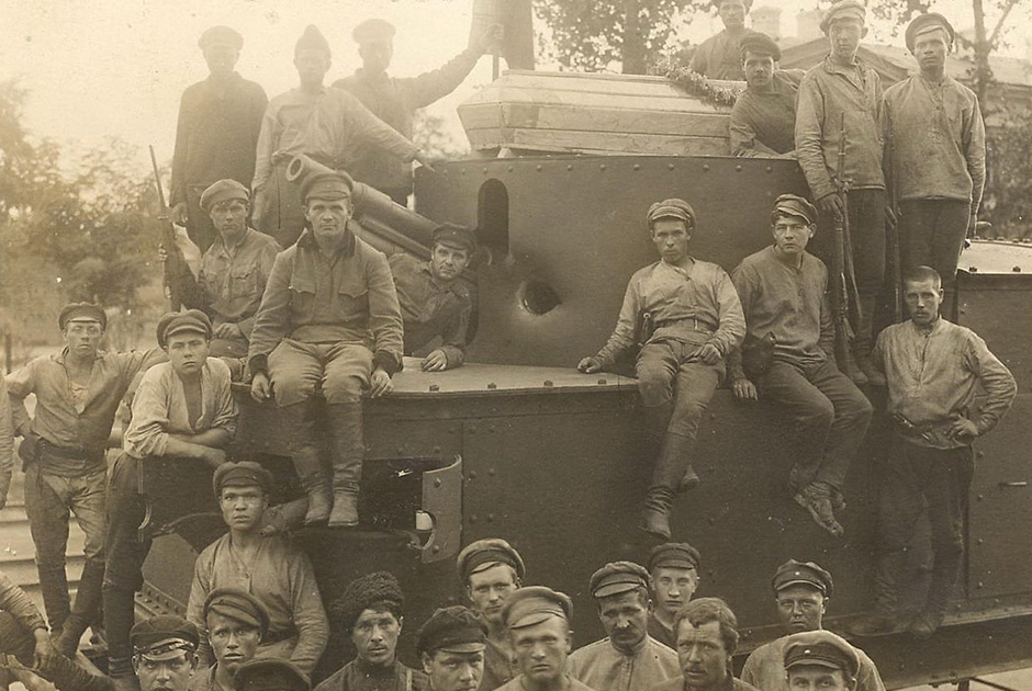 Экипаж красного бронепоезда после боя с белыми