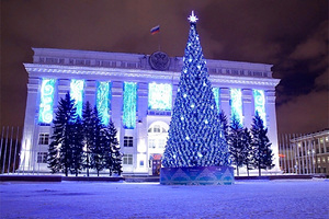 Хоровод по-кемеровски На главной площади Кемерово поставили самую дорогую в стране новогоднюю елку