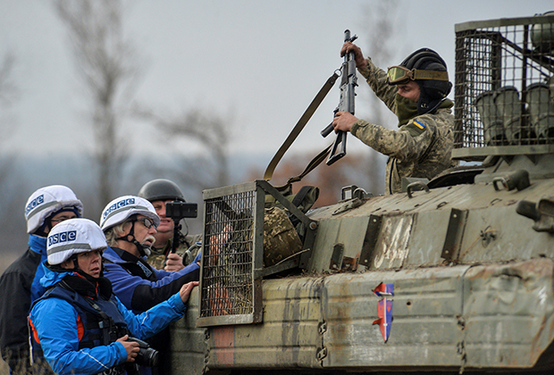Наблюдатели ОБСЕ и украинский военный